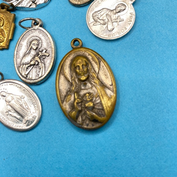 Catholic Religious Metals Saints Miraculous Silver Tone Vintage Lot of 15 - Picture 8 of 13